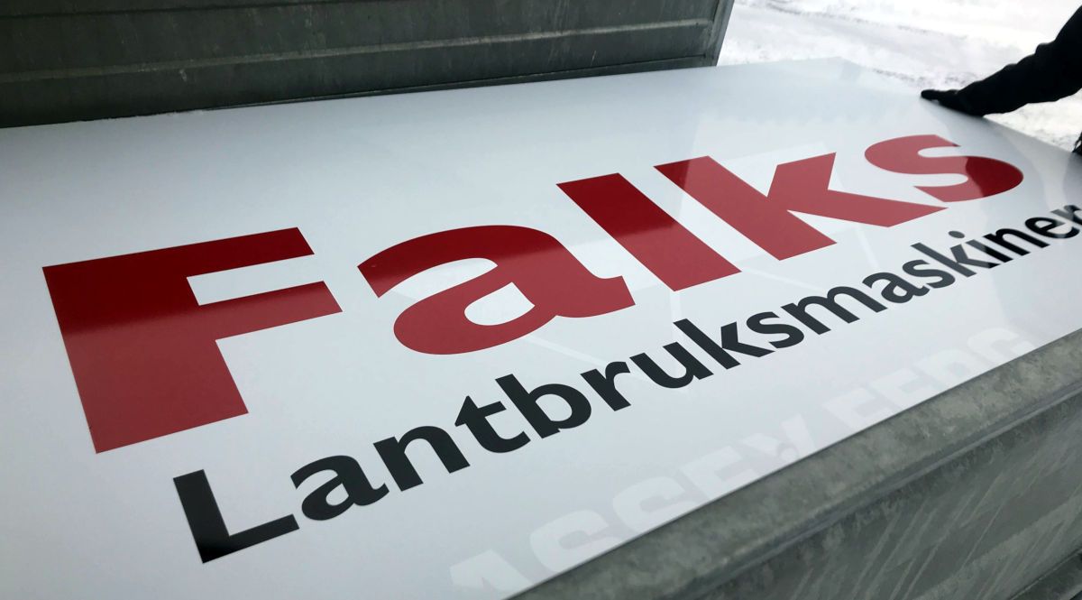 Rengjorda och uppfräschade skyltar till Falks Lantbruksmaskiner - Reklamhuset RINK